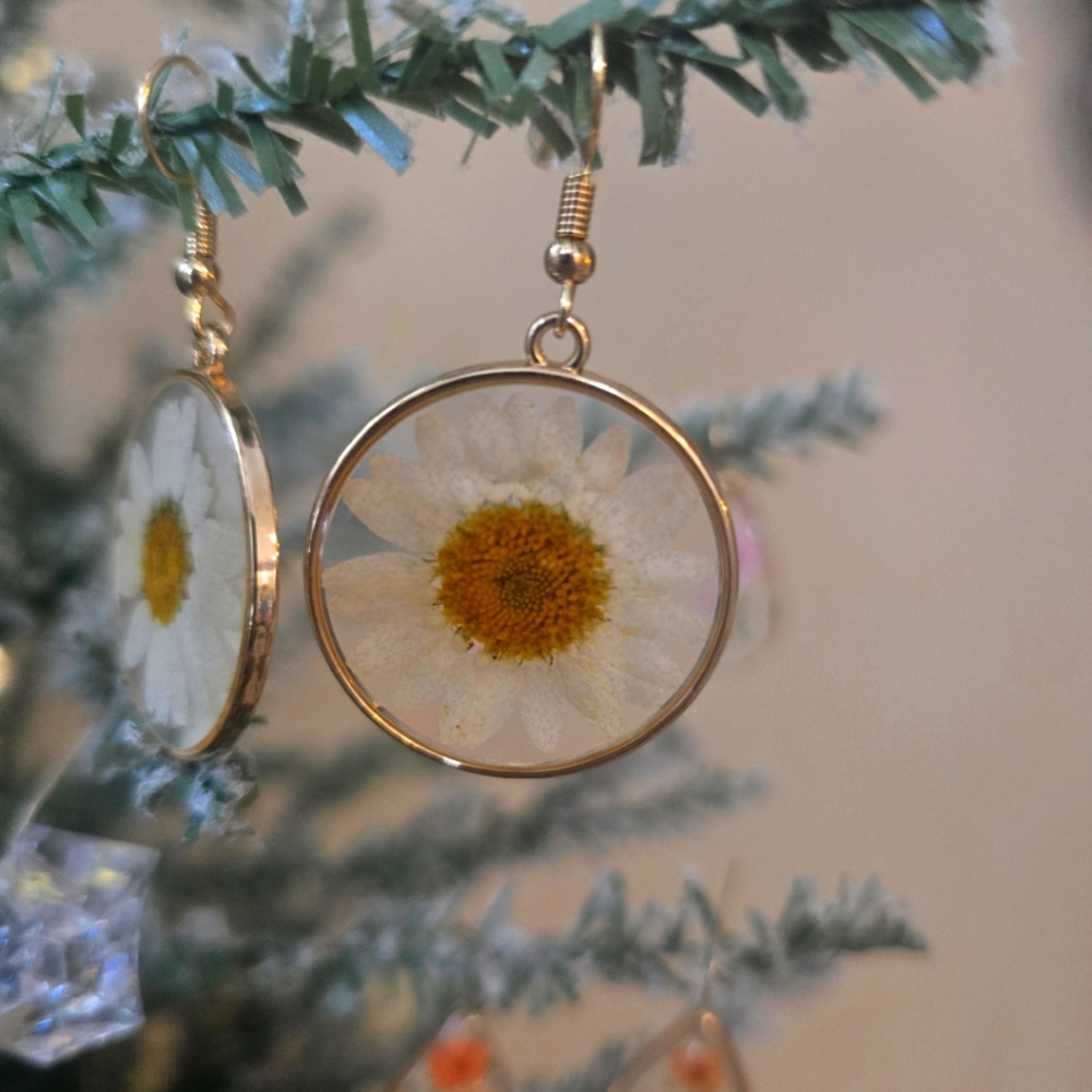 Resin and dried flower earings. White mini daisy & Long teardrop forgetmenots